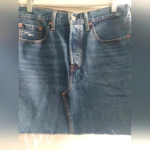 Levi’s Deconstructed Denim Mini Skirt Nwot Size 31 Festival Raw Frayed hem - Picture 7 of 10